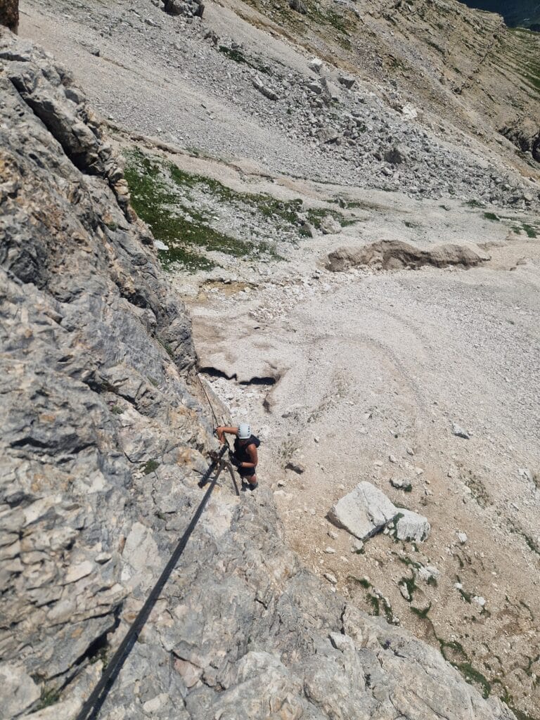 Moteris lipa Via Ferrata Cesare Piazzetta pradžia, stačia 90 laipsni7 siena