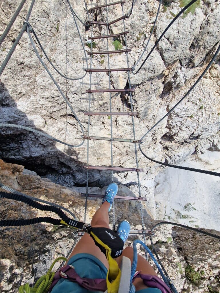 Moters kojos, einančios per Via ferrata Cesaria Piazzetta esantį kabantį tiltą