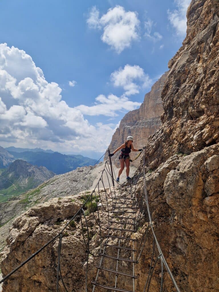 Via Ferrata Cesare Piazzetta kabantis tiltas ir jo gale stovinti moteris