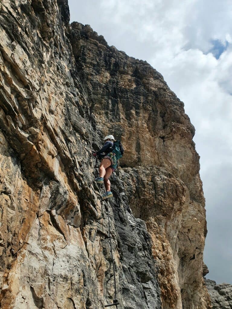 Moteris lipa Via Ferrata Cesare Piazzetta pradžia, stačia 90 laipsni7 siena