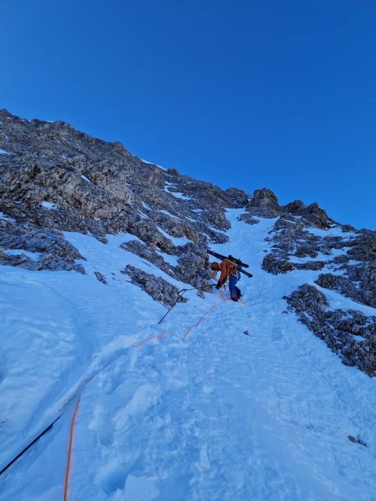 Žieminis kopimas į aukščiausią Dolomitų viršūnę: via ferratos atkarpa