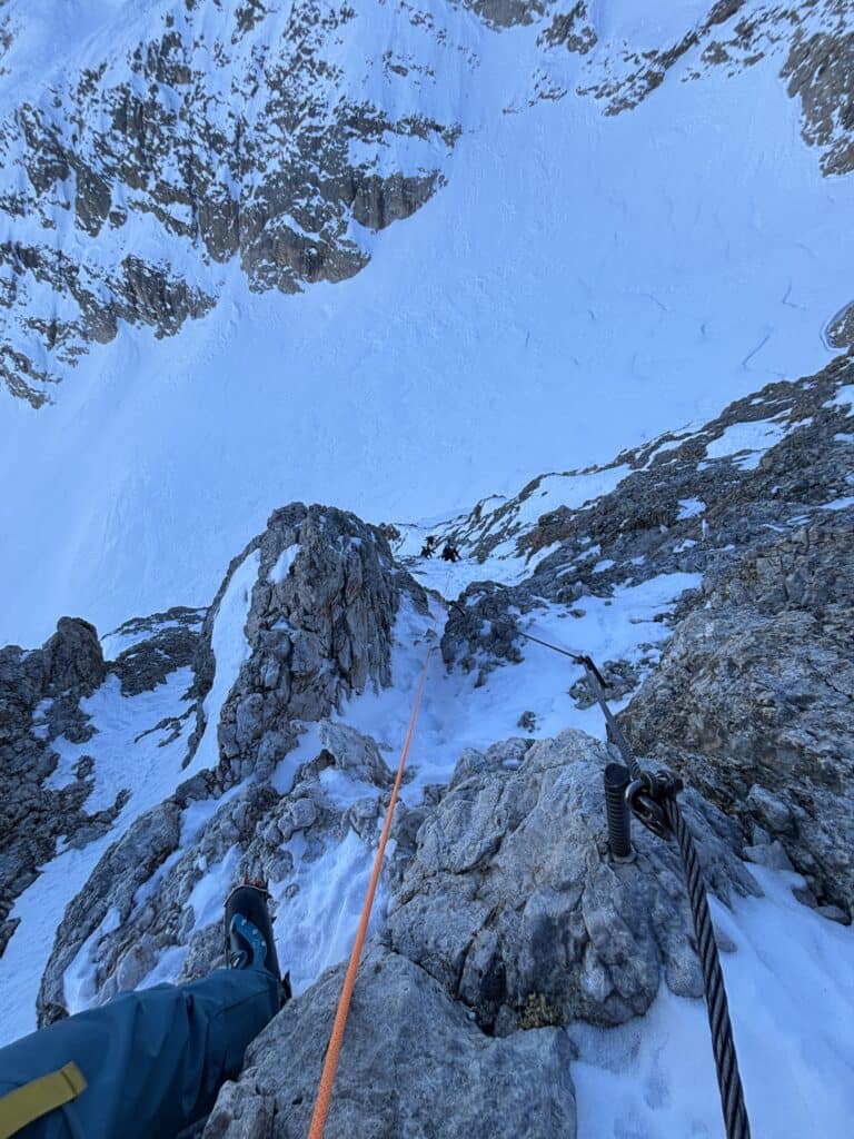 Žieminis kopimas į aukščiausią Dolomitų viršūnę: via ferratos atkarpa