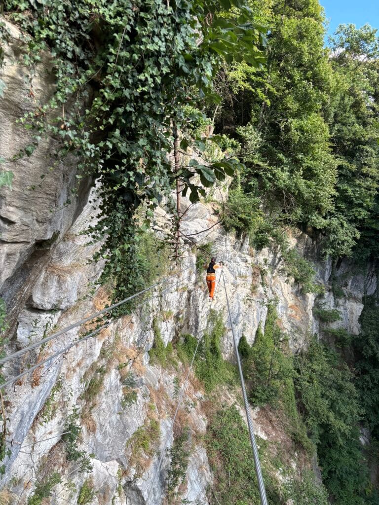 Vyras eina trijų lynu tiltų via ferratos maršrute